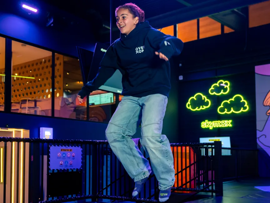 girl jumping Overkop